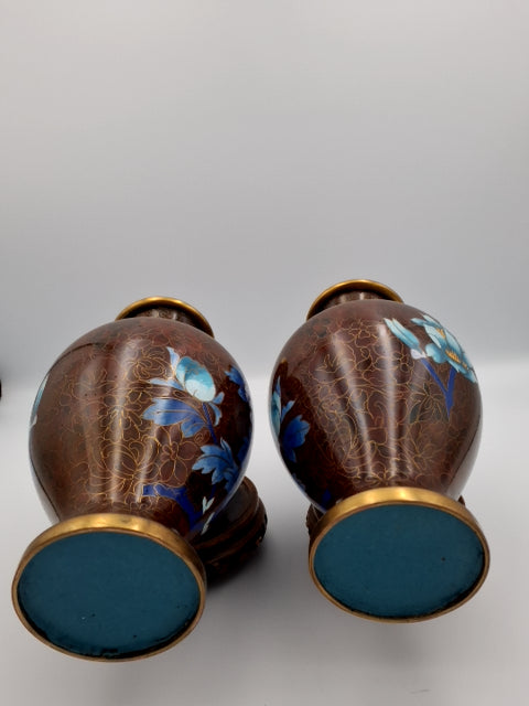 Cloisonne vaser på træ-stande